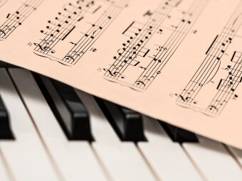 Noten liegen auf einer Klaviertastatur